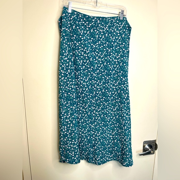 Women's Floral Flowy Ditsy Wrap Skirt, Size M - Picture 15 of 15